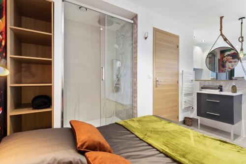 - une chambre avec une douche et un lit dans l'établissement Geisha Port Nature coursive, au Cap d'Agde