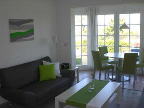 a living room with a couch and a table at Jan und Jana Ferienhaus in Ahrenshoop