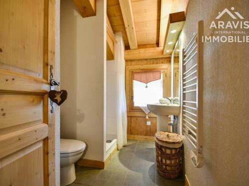 uma casa de banho com um WC e um lavatório em Appartement Le Grand-Bornand, 3 pièces, 7 personnes - FR-1-391-97 em Le Grand-Bornand
