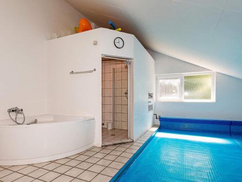 baño con piscina y bañera en 12 person holiday home in Sp ttrup, en Ålbæk