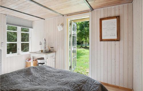 um quarto com uma cama e uma porta para um quintal em Lovely Home In Grevinge With Wifi em Grevinge