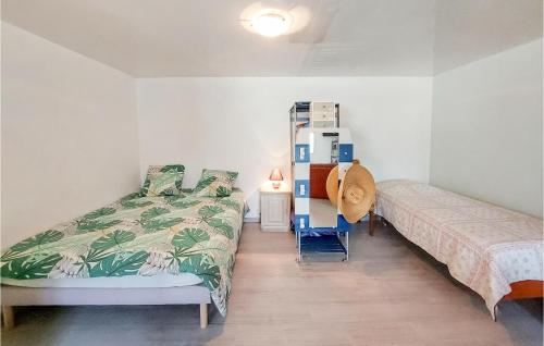 ein Schlafzimmer mit 2 Betten, einem Tisch und einem Regal in der Unterkunft Cozy Home In Vitry-en-charollais With Kitchen in Vitry-en-Charollais