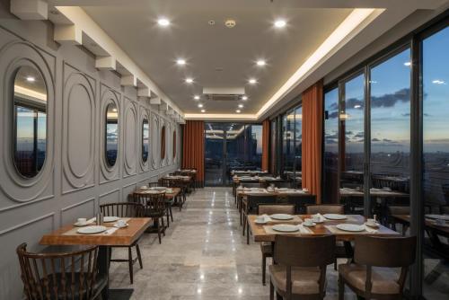 Un restaurante u otro lugar para comer en AKKA Lush Hotel Taksim