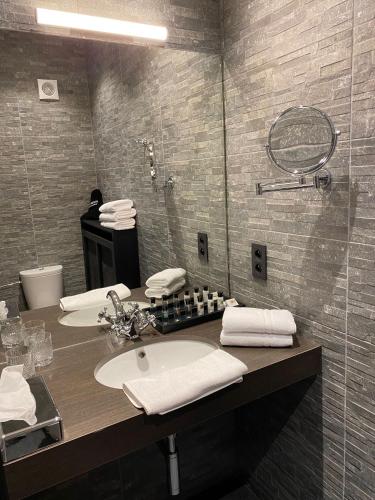 a bathroom with a sink and a mirror at 't Hartje van Brugge in Bruges