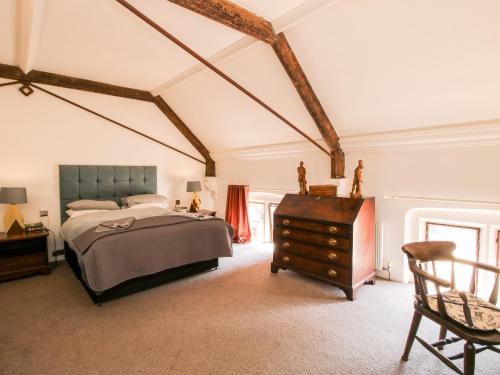 Talbot Lodge في ستافورد: غرفة نوم بسرير وخزانة خشبية