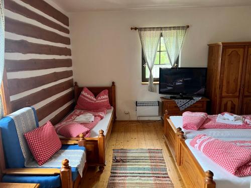 Una cama o camas en una habitación de Hotel Na Vyhlidce