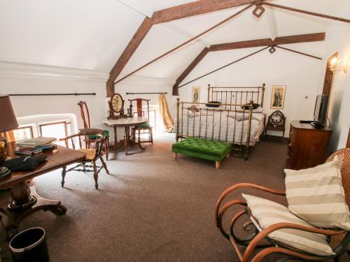 Habitación con cama, mesa y sillas. en Chetwynd Lodge, en Stafford