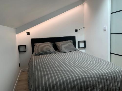 1 dormitorio con 1 cama con 2 almohadas en appartement centre Vannes en Vannes