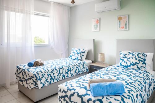 Postel nebo postele na pokoji v ubytování Narcissos 'Nissi Beach' Apartment E9