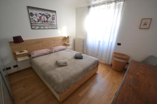 - une chambre dotée d'un grand lit avec deux chaussures dans l'établissement Casa nel Borgo vicinissima al centro di Torino, à Turin