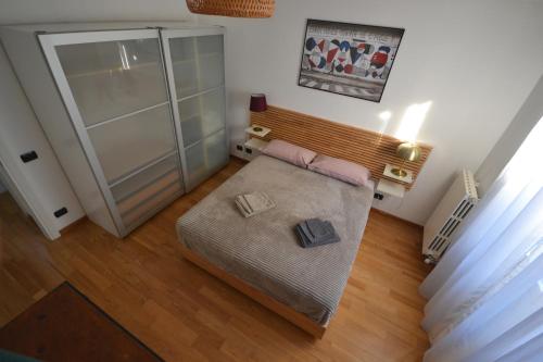 une petite chambre avec un lit et une douche en verre dans l'établissement Casa nel Borgo vicinissima al centro di Torino, à Turin