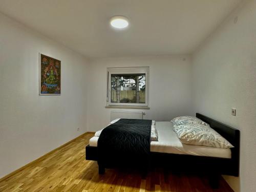 1 dormitorio con cama y ventana en Apartment Diwani home stay Innsbruck by Interhome en Innsbruck