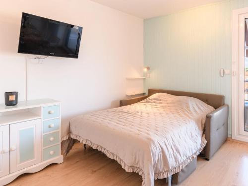 - une chambre avec un lit et une télévision murale dans l'établissement Studio Les Gabiers by Interhome, à Arcachon