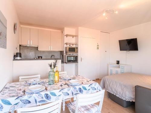une cuisine et une salle à manger avec une table et des chaises dans l'établissement Studio Les Gabiers by Interhome, à Arcachon