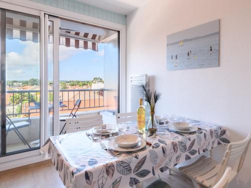 une salle à manger avec une table et un balcon dans l'établissement Studio Les Gabiers by Interhome, à Arcachon