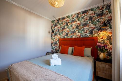 ein Schlafzimmer mit einem Bett und einem Handtuch darauf in der Unterkunft Maravilloso Apartamento en Mijas Golf in Mijas