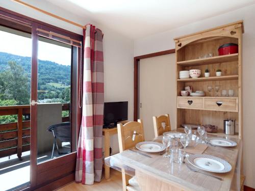 ein Esszimmer mit einem Tisch und einem großen Fenster in der Unterkunft Studio les chalets du soleil by Interhome in Saint-Gervais-les-Bains