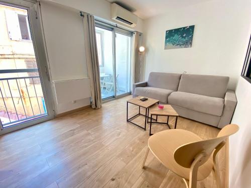 un salon avec un canapé et une table dans l'établissement La Bergerie By SCLS Locations, à Cannes