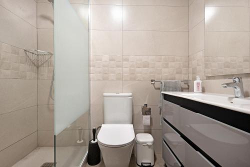 a bathroom with a toilet and a sink at Apartamento Parque Avoceta in Puerto de la Cruz