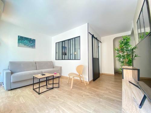 un salon avec un canapé et une table dans l'établissement La Bergerie By SCLS Locations, à Cannes