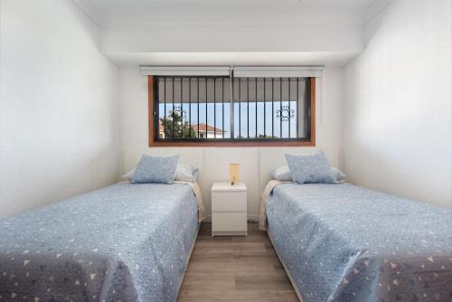 a bedroom with two beds and a window at Apartamento Parque Avoceta in Puerto de la Cruz