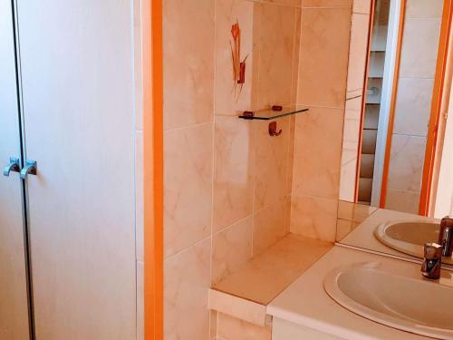 eine Dusche mit Glastür neben einem Waschbecken in der Unterkunft T3 climatisé avec jardin à 200 m de la plage - FR-1-100-249 in Cavalaire-sur-Mer