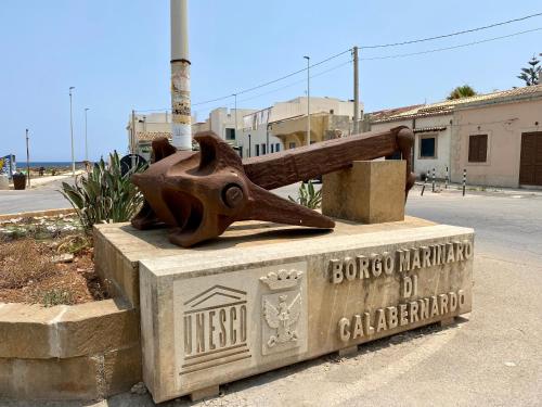 a statue of a gun on top of a monument at VIVIHOLIDAY in Calabernardo