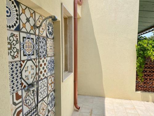 a room with a wall with tiles on the wall at VIVIHOLIDAY in Calabernardo