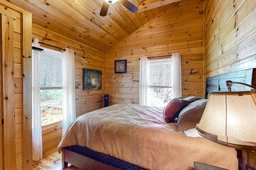 Tempat tidur dalam kamar di Cozy Cub Cabin