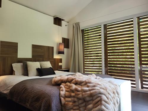 una camera da letto con un letto coperto di Out & LODGE Les Spirous a Les Géronsarts