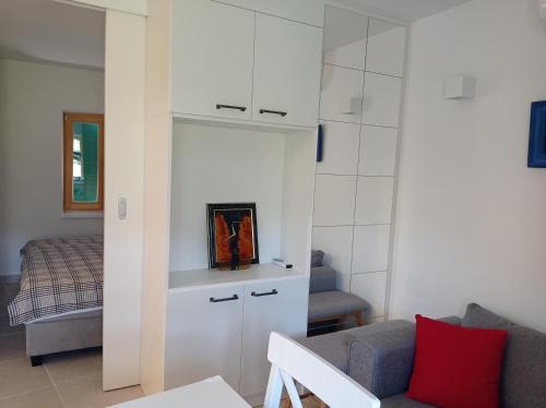 ein Wohnzimmer mit einem Sofa und einem Bett in der Unterkunft Heritage 4-star Studio Apartment Pitve Hvar in Jelsa