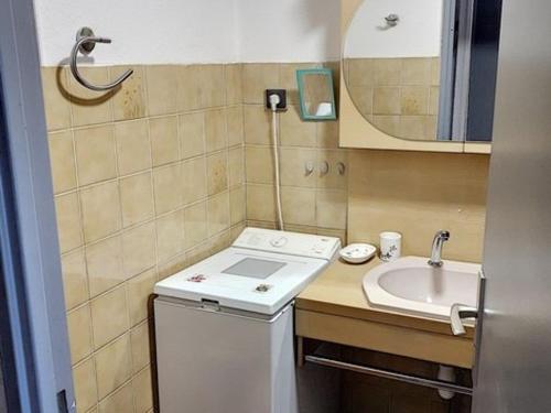 La petite salle de bains est pourvue d'un lavabo et d'un lave-linge. dans l'établissement T2 5 pers avec parking à La Favière, Bormes-les-Mimosas - FR-1-610-54, à Bormes-les-Mimosas