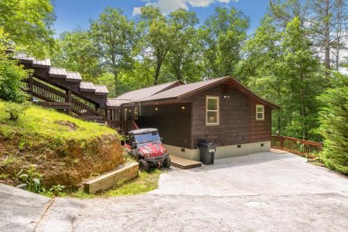 a small house with a jeep parked in front of it at Peach Creek Lodge in Kiker