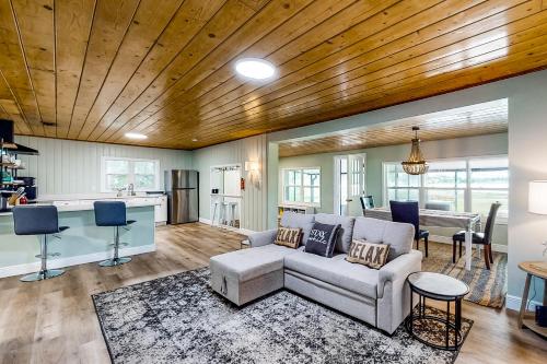 a living room with a couch and a kitchen at Belleview Lakehouse in Ocklawaha