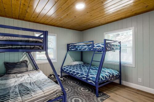 Katil dua tingkat atau katil-katil dua tingkat dalam bilik di Belleview Lakehouse