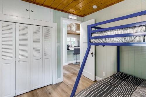 a bedroom with a bunk bed and a closet at Belleview Lakehouse in Ocklawaha