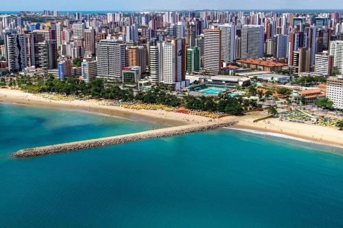 eine Luftansicht auf einen Strand und eine Stadt in der Unterkunft Localização Perfeita, Hotel, Completo, Limp.Diária in Fortaleza