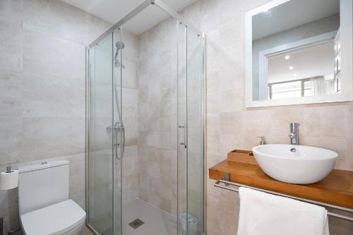 a bathroom with a sink and a toilet and a shower at Ancha 9 in Sanlúcar de Barrameda