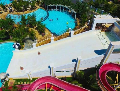 an aerial view of a pool at a resort at Ap Completo Parq. Aquát. Sensacional Grátis in Caldas Novas