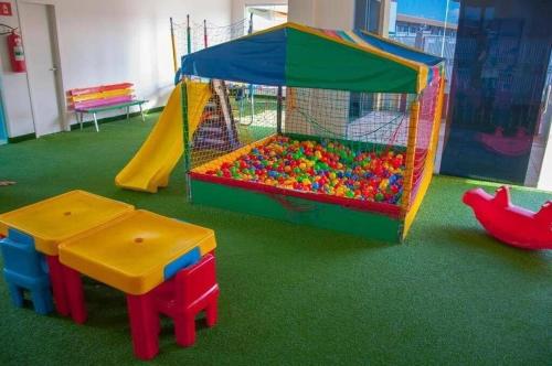 a room with a play room with a play area with toys at Ap Completo Parq. Aquát. Sensacional Grátis in Caldas Novas