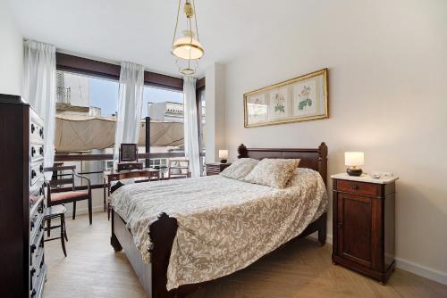 1 dormitorio con 1 cama y comedor con mesa en Ancha 9, en Sanlúcar de Barrameda