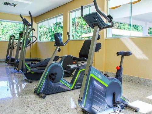a gym with several exercise bikes in a room at Ap Completo Parq. Aquát. Sensacional Grátis in Caldas Novas