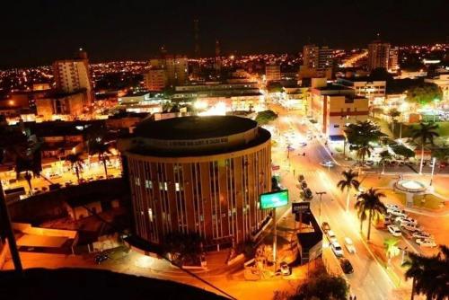 a view of a city at night with a building at Ap Completo Parq. Aquát. Sensacional Grátis in Caldas Novas