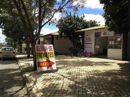 a sign in front of a building that says alaza price paintings akdn at Ap Completo Parq. Aquát. Sensacional Grátis in Caldas Novas