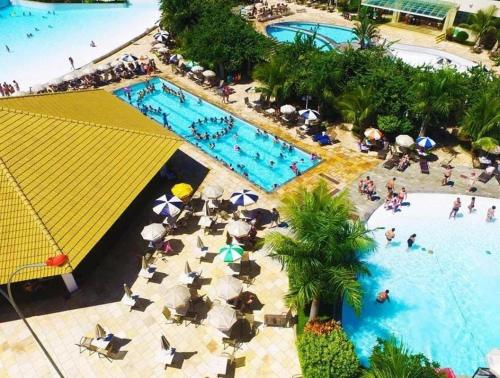 an overhead view of a pool at a resort at Ap Completo Parq. Aquát. Sensacional Grátis in Caldas Novas