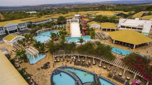 an aerial view of a resort with two pools at Ap Completo Parq. Aquát. Sensacional Grátis in Caldas Novas