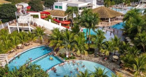 an aerial view of a pool at a resort at Ap Completo Parq. Aquát. Sensacional Grátis in Caldas Novas