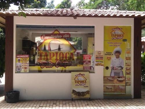 a food stand with a sign in the window at Ap Completo Parq. Aquát. Sensacional Grátis in Caldas Novas