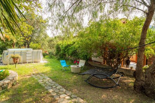 a yard with a bench and a tree at Teleferica in Bronte
