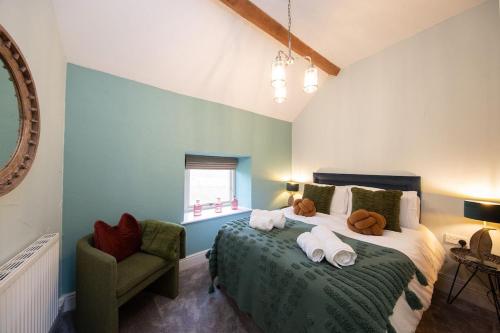 1 dormitorio con 1 cama con toallas en Mycock Cottage en Buxton